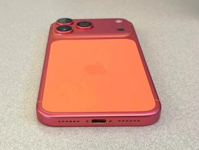 iPhone bị đổi màu sẽ bị mất giá khoảng 270 USD. Ảnh: Reddit