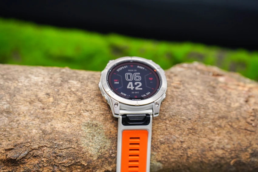 Smartwatch sử dụng màn hình MicroLED có độ sáng cao ở mọi điều kiện môi trường.