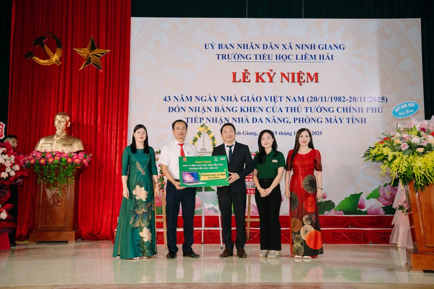 Tin công nghệ 19-11: Nestlé Việt Nam hỗ trợ phòng máy tính cho 3 trường tiểu học.