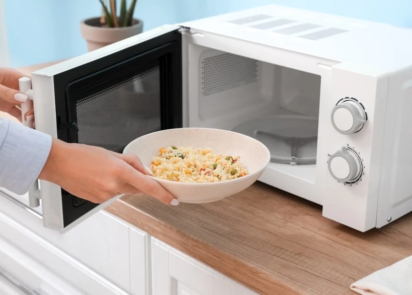 Trong nhóm thiết bị gia dụng, lò vi sóng thường được ghi nhận có mức từ trường cao nhất khi đứng rất gần máy.