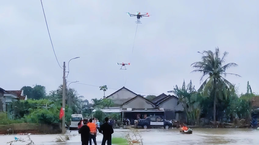 Uav-cuu-tro-vung-lu-1.jpg