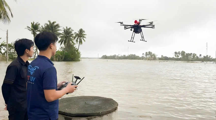 Uav-cuu-tro-vung-lu.jpg