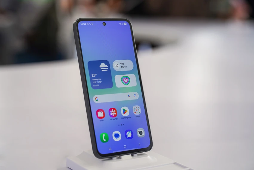 Thiết kế trên các dòng smartphone Samsung tầm trung vẫn chưa hiện đại. Ảnh: TIỂU MINH