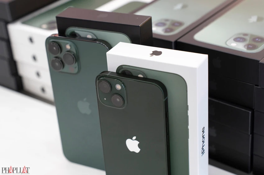 Nhiều người dùng iPhone đời cũ, không thể nâng cấp iOS mới nhất bị đặt vào thế khó. Ảnh: TIỂU MINH