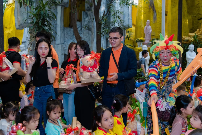 Tin công nghệ 19-1: Mạng di động FPT trao quà cho trẻ em có hoàn cảnh khó khăn.
