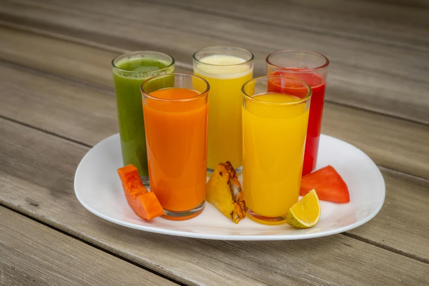 Uống nước ép với liều lượng vừa phải có thể giúp bổ sung vitamin và bù nước cho cơ thể. Ảnh: Pexels