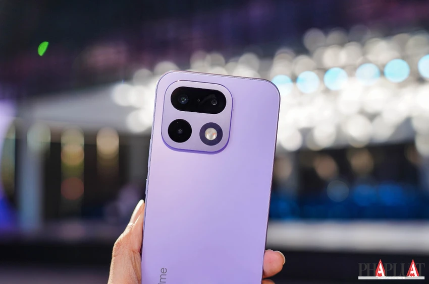 Smartphone realme 16 Pro 5G có cụm camera lớn 200 MP, đi kèm nhiều tính năng AI thông minh. Ảnh: TIỂU MINH