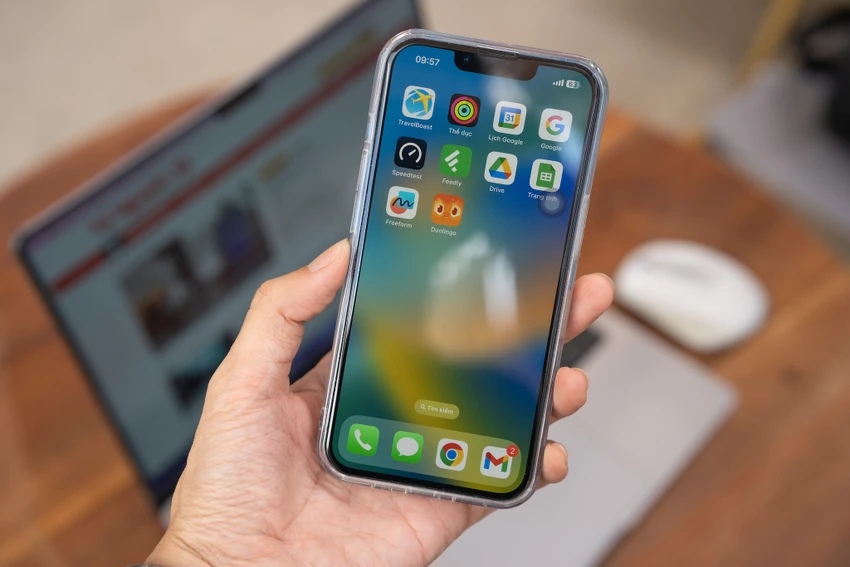 Apple phát hành bản cập nhật vá lỗi cho các mẫu iPhone cũ. Ảnh: TIỂU MINH