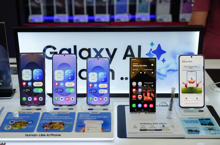 Nhiều người dùng điện thoại Samsung đã bắt đầu nhận được bản cập nhật hệ thống Google Play. Ảnh: TIỂU MINH