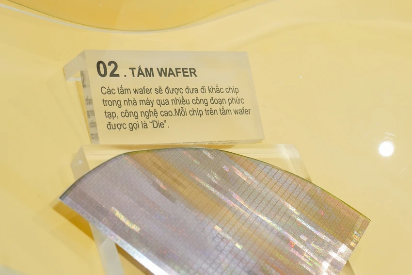 Wafer là nền tảng để TSMC và các nhà sản xuất khác tạo ra hàng ngàn tỉ bóng bán dẫn. Ảnh: TIỂU MINH