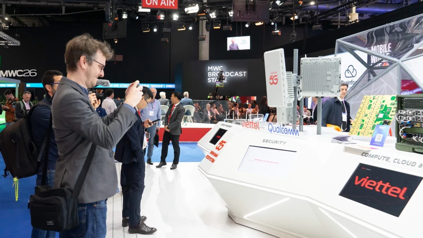 Khách tham quan gian hàng của Viettel tại MWC 2026. Ảnh: Viettel