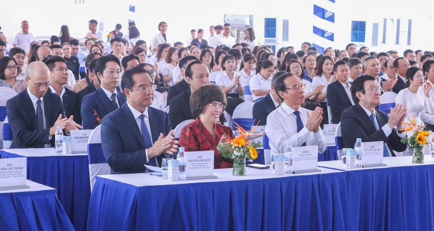 lanh-dao-tp-tham-du-le-khoi-cong-nha-may-thuc-pham-sach-cua-th.JPG