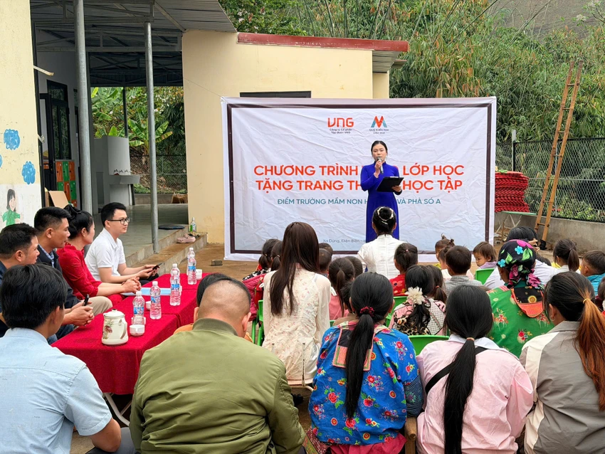 tin-cong-nghe-10-3-trao-tang-tai-diem-truong-mam-non.jpg