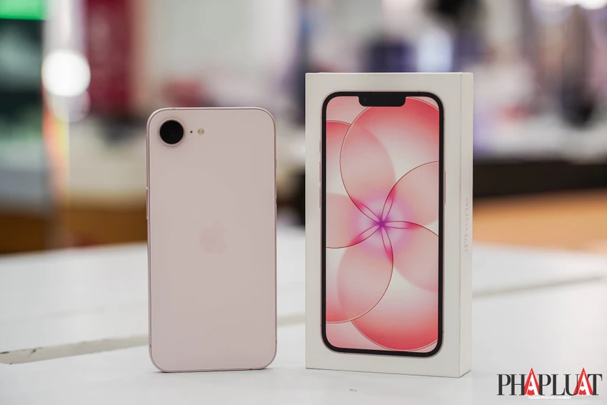 Cùng phân khúc giá nhưng iPhone 17e lại có hiệu năng nhỉnh hơn so với MacBook Neo. Ảnh: TIỂU MINH