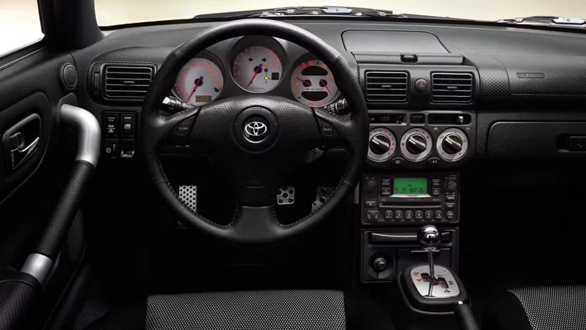 toyota-mr2-2000-khoang-xe.jpeg
