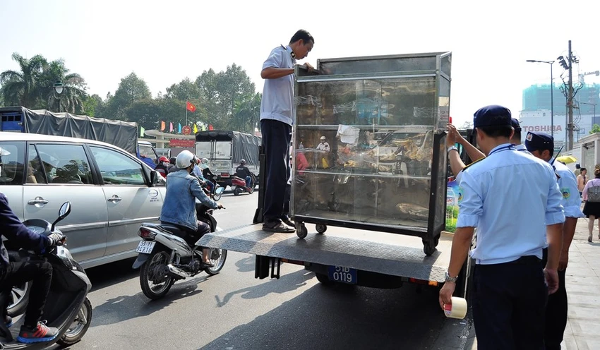 Cần cư xử nhân văn kể cả với người cố tình lấn vỉa hè ảnh 1 Cần cư xử nhân văn kể cả với người cố tình lấn vỉa hè ảnh 1
