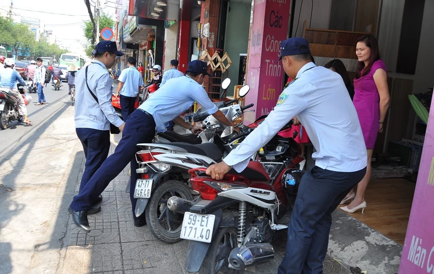 Cần cư xử nhân văn kể cả với người cố tình lấn vỉa hè ảnh 2 Cần cư xử nhân văn kể cả với người cố tình lấn vỉa hè ảnh 2