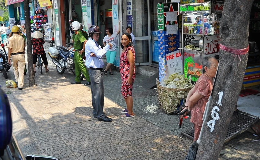 Cần cư xử nhân văn kể cả với người cố tình lấn vỉa hè ảnh 4 Cần cư xử nhân văn kể cả với người cố tình lấn vỉa hè ảnh 4