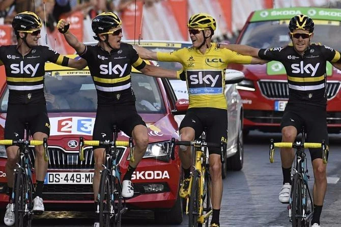 Các tay đua đội Sky cùng ăn mừng thành công tạo Tour de France 2016.