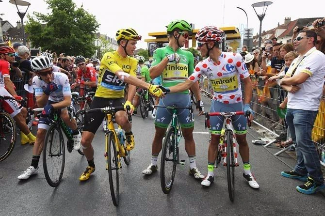 Từ trái qua: Admas Yates đoạt áo Trắng (tay đua trẻ xuất sắc), áo Vàng Chris Froome, áo xanh (nước rút xuất sắc) Peter Sagan, áo chấm Đỏ Rafal Majkai. ẢNH: Getty Image
