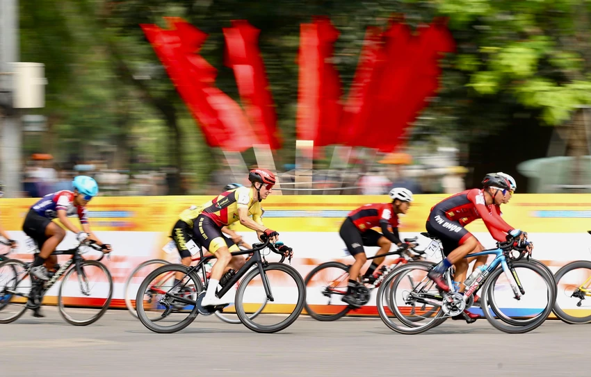 Các tay đua tạo tốc độ trung bình hơn 45 km/ giờ ở chặng tranh tài thứ 6. ẢNH: PHẠM HUY Các tay đua tạo tốc độ trung bình hơn 45 km/ giờ ở chặng tranh tài thứ 6. ẢNH: PHẠM HUY