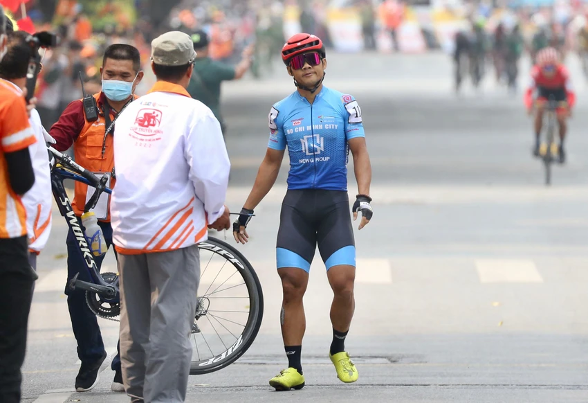 Tay đua Lê Nguyệt Minh thất vọng tại mức đến chặng 6. Ảnh: PHẠM HUY Tay đua Lê Nguyệt Minh thất vọng tại mức đến chặng 6. Ảnh: PHẠM HUY