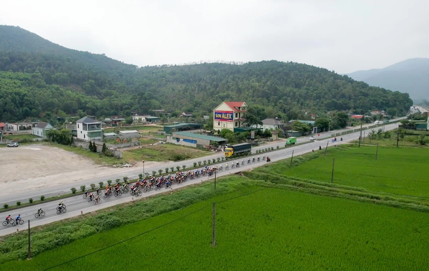 Các tay đua đi vào địa phận tỉnh Nghệ An. ẢNH: PHẠM HUY Các tay đua đi vào địa phận tỉnh Nghệ An. ẢNH: PHẠM HUY
