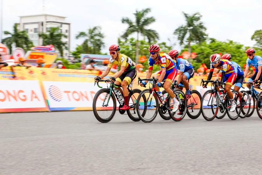 Chuyên gia tạo tốc độ Loic Desriac (41) làm "nước lớn"... ẢNH: PHẠM HUY