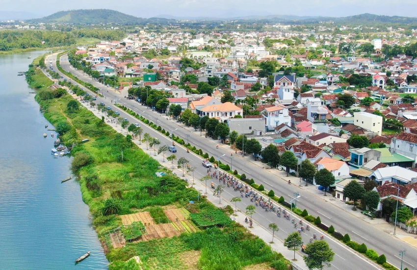 Hình ảnh đoàn đua chụp từ flycam. ẢNH: PHẠM HUY Hình ảnh đoàn đua chụp từ flycam. ẢNH: PHẠM HUY