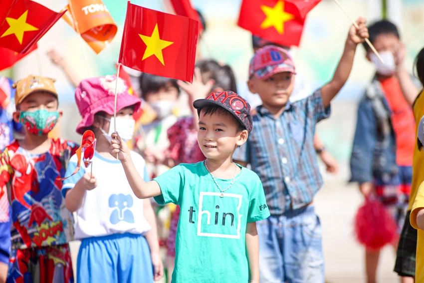 Các cháu thiếu nhi háo hức chào đón các tay đua. ẢNH: PHẠM HUY