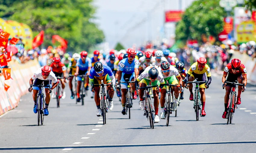 Pha đọ tốc độ của các tay đua ở tốp đông. ẢNH: PHẠM HUY Pha đọ tốc độ của các tay đua ở tốp đông. ẢNH: PHẠM HUY