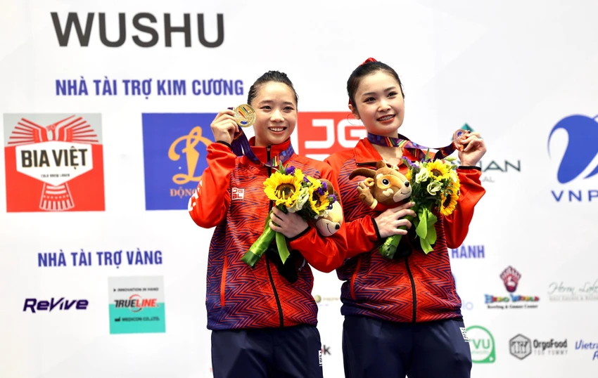 Dương Thúy Vi và Đặng Tiểu Bình khoe huy chương. ẢNH: ANH PHƯƠNG Dương Thúy Vi và Đặng Tiểu Bình khoe huy chương. ẢNH: ANH PHƯƠNG