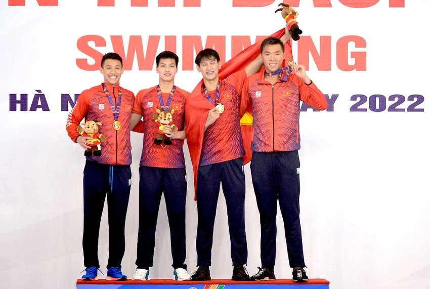 Đội tiếp sức 4x100 m tự do nam bất ngờ giành HCV sau khi Singapore và Malaysia bị tước thành tích do phạm luật. ẢNH: TN Đội tiếp sức 4x100 m tự do nam bất ngờ giành HCV sau khi Singapore và Malaysia bị tước thành tích do phạm luật. ẢNH: TN