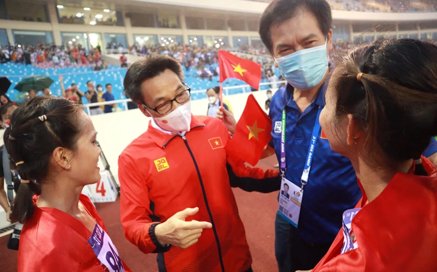 Phó thủ tướng - Trưởng ban chỉ đạo quốc gia SEA Games 31 Vũ Đức Đam thăm hỏi các VĐV sau đợt chạy chung kết 5.000 m nữ. ẢNH: QUÝ LƯỢNG Phó thủ tướng - Trưởng ban chỉ đạo quốc gia SEA Games 31 Vũ Đức Đam thăm hỏi các VĐV sau đợt chạy chung kết 5.000 m nữ. ẢNH: QUÝ LƯỢNG