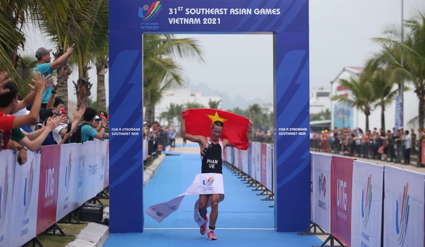 Phạm Tiến Sản về đích giành chiếc HCV đầu tiên trong lịch sử duathlon Việt Nam. ẢNH: ANH PHƯƠNG
