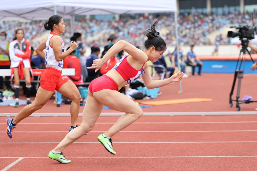 Nguyễn Thị Huyền bứt tốc dũng mãnh những mét cuối giành HCB 400 m vượt rào nữ. ẢNH: ANH PHƯƠNG