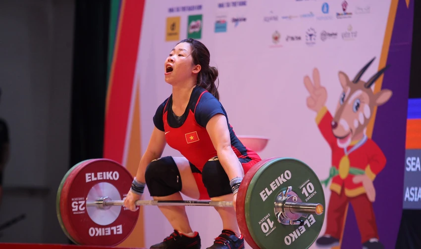 Nữ lực sĩ người dân tộc Giáy tập trung phá kỷ lục nội dung cử giật. Ảnh: QUÝ LƯỢNG Nữ lực sĩ người dân tộc Giáy tập trung phá kỷ lục nội dung cử giật. Ảnh: QUÝ LƯỢNG