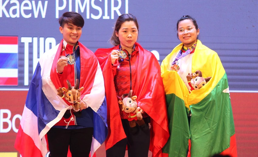 Giành HCV nhưng Hoàng Thị Duyên (giữa) chưa hài lòng với thành tích tại SEA Games 31. Ảnh: QUÝ LƯỢNG Giành HCV nhưng Hoàng Thị Duyên (giữa) chưa hài lòng với thành tích tại SEA Games 31. Ảnh: QUÝ LƯỢNG