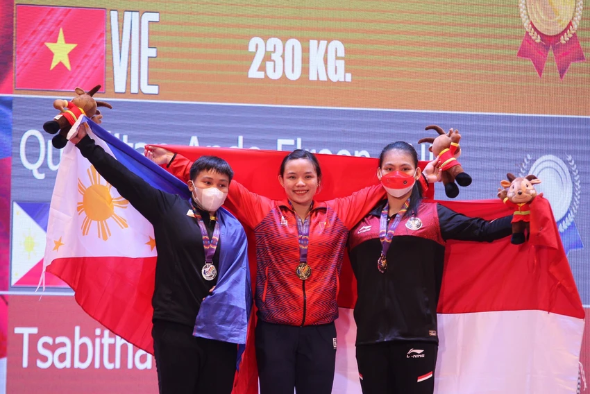 Erllen, Hồng Thanh và Tsabitha trên bục nhận huy chương. Ảnh: QUÝ LƯỢNG Erllen, Hồng Thanh và Tsabitha trên bục nhận huy chương. Ảnh: QUÝ LƯỢNG