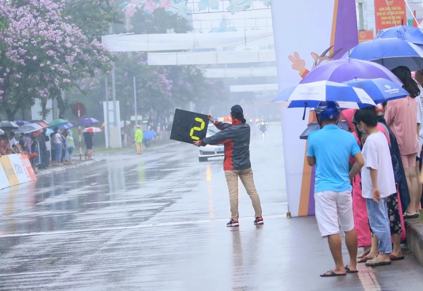 Trọng tài báo hiệu các tay đua còn hai vòng nữa kết thúc chặng đấu. Trong lúc đó, một nhóm bốn tay đua quyết định tăng tốc, tạo thành nhóm dẫn đầu lao nhanh về đích.