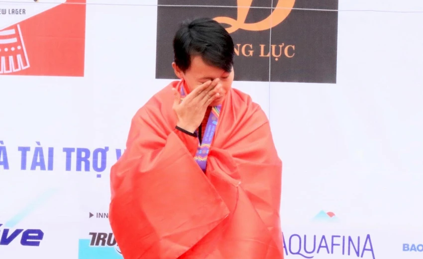 Dù rất cứng cỏi và bản lĩnh trên đường đua nhưng Nguyễn Thị Thật cũng không kìm được sự xúc động sau khi giành chiếc HCV đua xe đạp ngay trên sân nhà Việt Nam. Dù rất cứng cỏi và bản lĩnh trên đường đua nhưng Nguyễn Thị Thật cũng không kìm được sự xúc động sau khi giành chiếc HCV đua xe đạp ngay trên sân nhà Việt Nam.