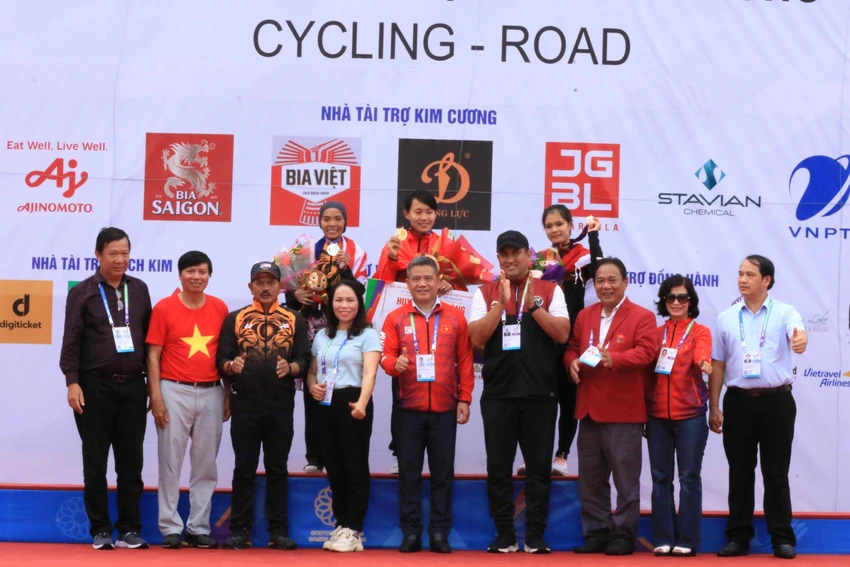 Xe đạp Việt Nam giành tổng cộng 4 HCV tại SEA Games 31, gồm chức vô địch đua địa hình của Đinh Thị Như Quỳnh, HCV đua vòng tròn nam do Quàng Văn Cường lập công cùng "cú đúp" vô địch của các cô gái đội tuyển đường đường. Xe đạp Việt Nam giành tổng cộng 4 HCV tại SEA Games 31, gồm chức vô địch đua địa hình của Đinh Thị Như Quỳnh, HCV đua vòng tròn nam do Quàng Văn Cường lập công cùng "cú đúp" vô địch của các cô gái đội tuyển đường đường.