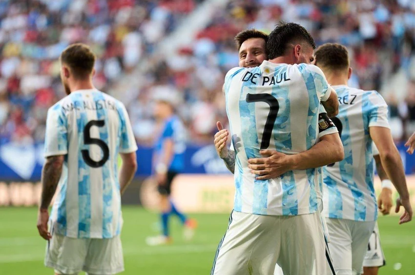 Messi và De Paula ăn mừng chiến thắng "5 sao". Ảnh: GETTY Messi và De Paula ăn mừng chiến thắng "5 sao". Ảnh: GETTY
