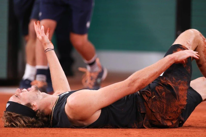 Zverev hét lên đau đớn ở bán kết Pháp mở rộng. Ảnh: GETTY Zverev hét lên đau đớn ở bán kết Pháp mở rộng. Ảnh: GETTY