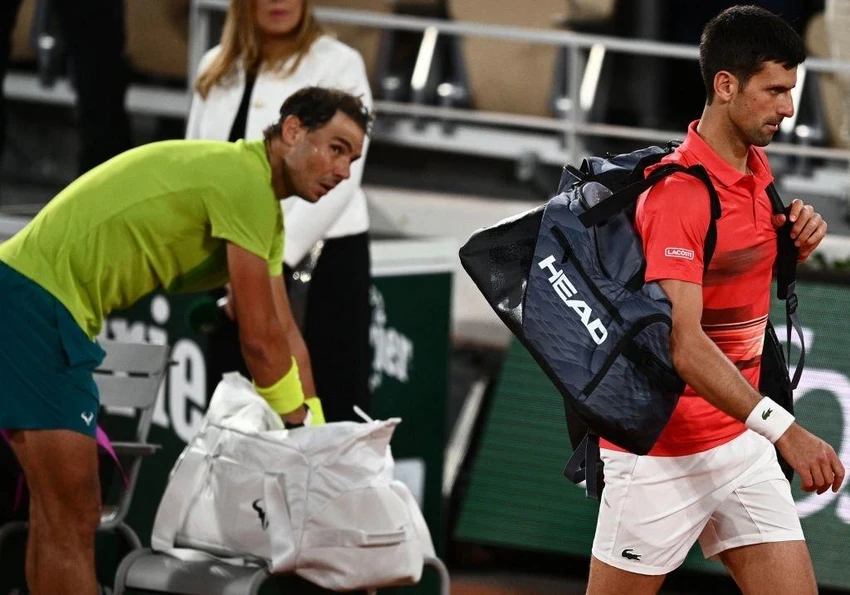 Djokovic rời sân sau trận thua Nadal tại tứ kết Pháp mở rộng 2022. Ảnh: GETTY Djokovic rời sân sau trận thua Nadal tại tứ kết Pháp mở rộng 2022. Ảnh: GETTY