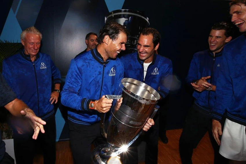 Nadal và Federer nâng cúp vô địch Laver Cup 2019. Ảnh: GETTY Nadal và Federer nâng cúp vô địch Laver Cup 2019. Ảnh: GETTY