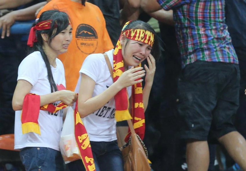 Các nữ CĐV Việt Nam hoảng loạn trong vụ bạo hành tại "chảo lửa" Shah Alam năm 2014. Các nữ CĐV Việt Nam hoảng loạn trong vụ bạo hành tại "chảo lửa" Shah Alam năm 2014.