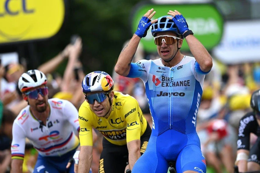 Trong khi Dylan Groenewegen ăn mừng chiến thắng chặng. Ảnh: GETTY Trong khi Dylan Groenewegen ăn mừng chiến thắng chặng. Ảnh: GETTY
