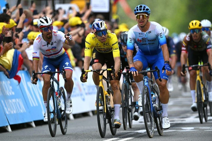 Sagan tức giận chỉ tay về phía áo vàng Van Aert. Ảnh: GETTY Sagan tức giận chỉ tay về phía áo vàng Van Aert. Ảnh: GETTY