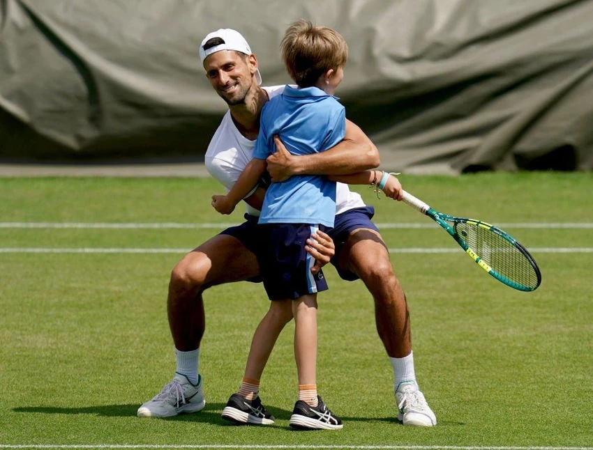 Djokovic luôn tạo mọi điều kiện cho con trai Stefan khám phá quần vợt. Ảnh: GETTY Djokovic luôn tạo mọi điều kiện cho con trai Stefan khám phá quần vợt. Ảnh: GETTY